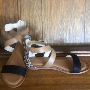 Fergie, Riley sandal in black/leopard